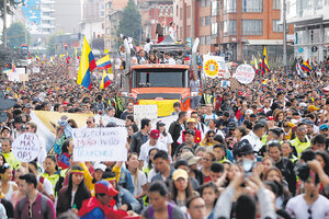 Los colombianos protestan con música y cacerolas (Fuente: EFE)