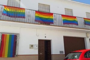 Obligaron a sacar una bandera LGBTI en España y se colgaron 400  (Fuente: Twitter)