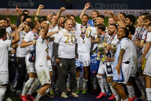 Bielsa, como nunca: En el medio de los festejos y trofeo en mano (Fuente: AFP)