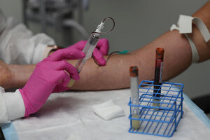 Rechazan que se impida donar sangre a hombres homosexuales y mujeres con parejas bisexuales (Fuente: AFP)