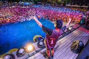 Multitudinaria fiesta electrónica en un parque acuático de Wuhan