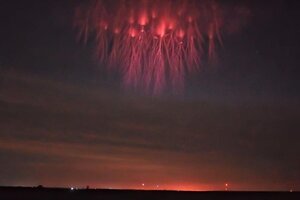 El espectacular fenómeno de las medusas rojas en el cielo