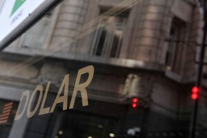 Leve baja del dólar paralelo