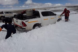 Dificultades en los caminos de la Puna por nevadas tardías 