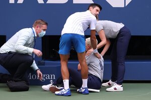 Novak Djokovic fue descalificado por pegarle un pelotazo a una jueza de línea (Fuente: AFP)