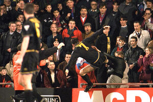 Reacción del jugador Erica Cantona, jugando en el Manchester United, ante el insulto xenófobo de un barrabrava
