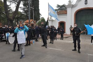 Policías bonaerenses protestan frente a la Quinta de Olivos (Fuente: Enrique García Medina)