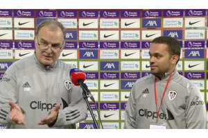 El doble reto de Bielsa a su traductor tras el Leeds-Liverpool (Fuente: Captura de vídeo )