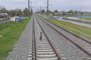 Milagro en el tren Roca: un nene que caminaba por las vías y el motorman logró frenar justo a tiempo
