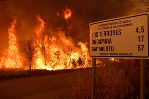 Incendios en Córdoba: varias dotaciones de bomberos combaten el fuego en Unquillo y Villa Carlos Paz (Fuente: NA)