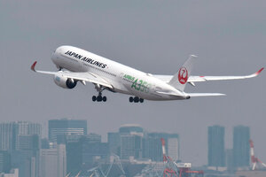 Japan Airlines reemplaza el "damas y caballeros" por fórmulas de género neutro (Fuente: AFP)