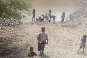 Comunidad wichí toma agua de una represa