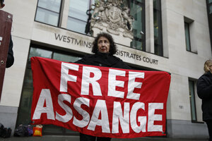 Noam Chomsky aseguró que Julian Assange hizo un gran servicio a la humanidad con sus revelaciones (Fuente: AFP)
