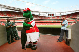 Indignación en Inglaterra por el despido de la mascota del Arsenal (Fuente: AFP)