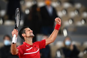 Novak Djokovic volvió a darle un pelotazo a un juez de línea