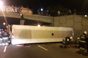 Video: cayó un colectivo desde un puente de la General Paz  