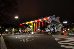 La Ciudad ilumina edificios y monumentos con los colores de la bandera española