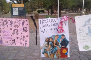 En La Caldera vandalizaron carteles con consignas contra los femicidios 