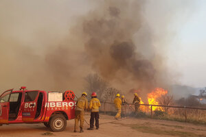Las llamas rodearon una estación de servicio en la autopista a Carlos Paz (Fuente: NA)