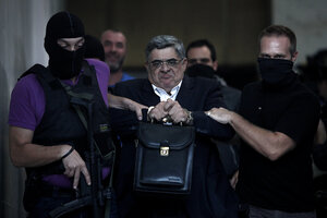 Condenan a 13 años de cárcel al líder neonazi griego Michaloliakos (Fuente: AFP)