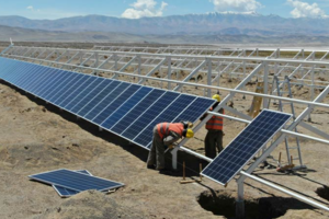 Prevén redes de energía solar en 13 localidades de la Puna