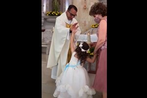 El video viral de una niña que le chocó la mano a un cura en plena misa