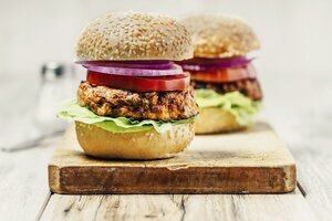 El parlamento europeo autorizó etiquetas como "salchicha vegana" y "hamburguesa vegetariana" (Fuente: AFP)