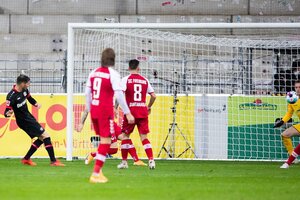 Bundesliga: Alario metió doblete en el éxito de Bayer Leverkusen (Fuente: DPA)