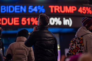 Gente mirando resultados electorales en los carteles de Times Square,  Nueva York  (Fuente: AFP)
