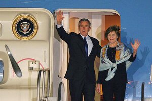 Bush y su esposa Laura bajan del  Air Force One en Mar del Plata (Fuente: NA)