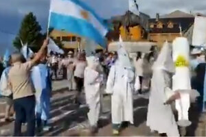 Bariloche: Manifestantes antivacunas desfilaron vestidos como el Ku Klux Klan