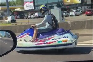 Insólito: un joven manejó una moto de agua por la Panamericana