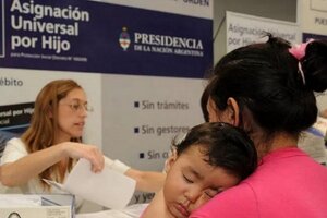 El presidente Alberto Fernández firmó un decreto con el que los beneficiarios cumplen automáticamente estos controles sanitarios y escolares. (Fuente: Sandra Cartasso)