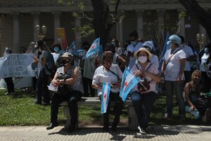 Coronavirus: acto en Plaza de Mayo de les enfermeres porteñes