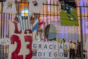 Desde ayer, las rejas de la Casa Rosada comenzaron a llenarse de banderas.