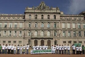 Diego y el tiro de gol por los bosques nativos