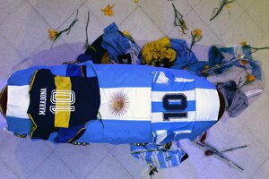 Las camisetas de Argentina y de Boca Juniors en el ataúd de Maradona.