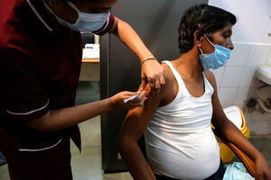 Piden la aprobación de uso de emergencia para la vacuna de AstraZeneca en India (Fuente: EFE)