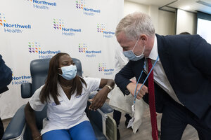 Una enfermera de Nueva York, la primera en ser vacunada contra el coronavirus (Fuente: AFP)