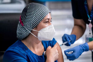 Una enfermera chilena contrajo coronavirus tras recibir la primera dosis de la vacuna de Pfizer   (Fuente: AFP)