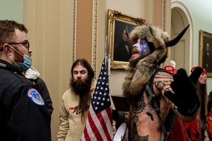 Quién es Jake Angelini, el seguidor de Trump que irrumpió en el Capitolio vestido con pieles y cuernos