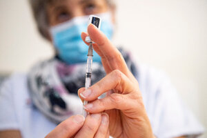 La vacuna de Pfizer contra el coronavirus provocó una reacción alérgica grave cada 100 mil inoculados (Fuente: AFP)
