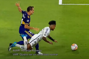 "Roce de fútbol": la explicación del VAR para no cobrar penal para Santos (Fuente: Captura de TV)