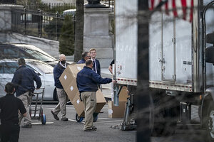 El camión de mudanzas en la Casa Blanca, la imagen viral sobre la salida de Trump (Fuente: AFP)