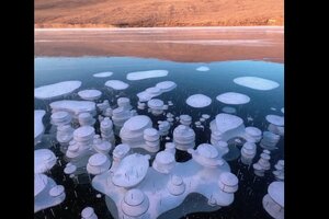 Las increíbles imágenes de burbujas de metano congeladas en el lago más profundo del mundo (Fuente: Stanislav Tolstev)