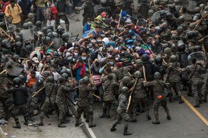 La policía de Guatemala reprimió a una caravana de migrantes hondureños (Fuente: EFE)