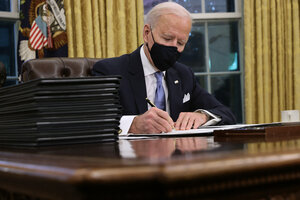 Joe Biden firmó sus primeros decretos: un freno a la construcción del muro 