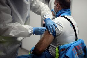 Madrid suspendió la inoculación al personal de salud porque no tiene más vacunas (Fuente: AFP)