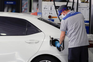 El Gobierno postergó una suba en el impuesto a los combustibles