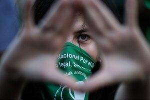 Mar del Plata: agredieron a una mujer por llevar barbijo de la Campaña por el Derecho al Aborto (Fuente: EFE)